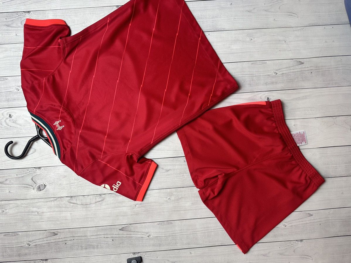 Nike Nike Liverpool soccer jersey suit Kids Size 128cm Size US XXS / EU 40 - 8 Thumbnail