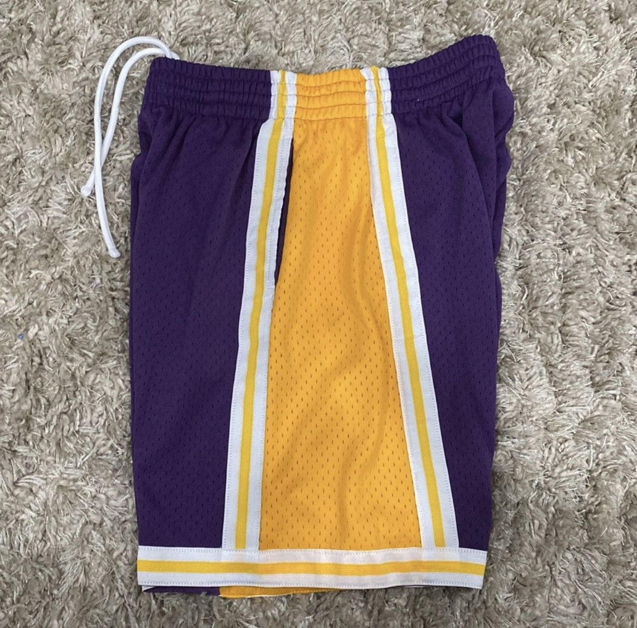 Vintage Mitchell and Ness Lakers Shorts Size US 32 / EU 48 - 5 Thumbnail