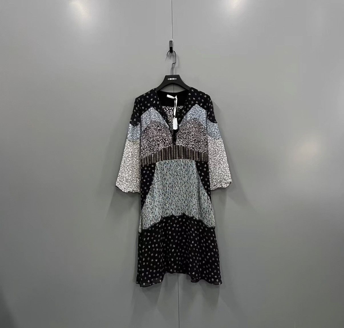 DOROTHEE SCHUMACHER Dorothee Schumacher Spliced Floral V-neck Dress J41 Size S / US 4 / IT 40 - 1 Thumbnail