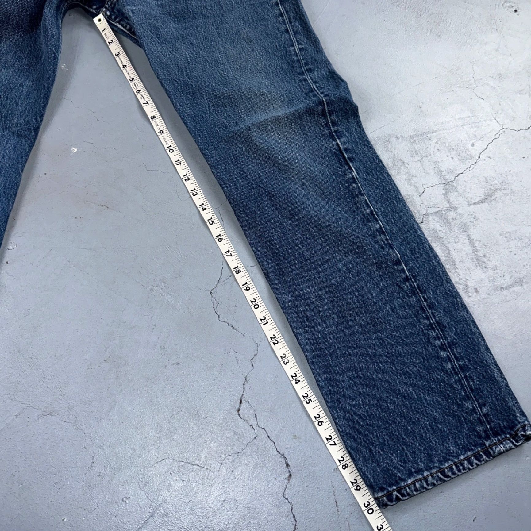 Levi's VINTAGE Levi's 501 Jeans Men Medium Blue 90s USA Straight Fit Denim 34in Inseam Size US 35 - 5 Thumbnail