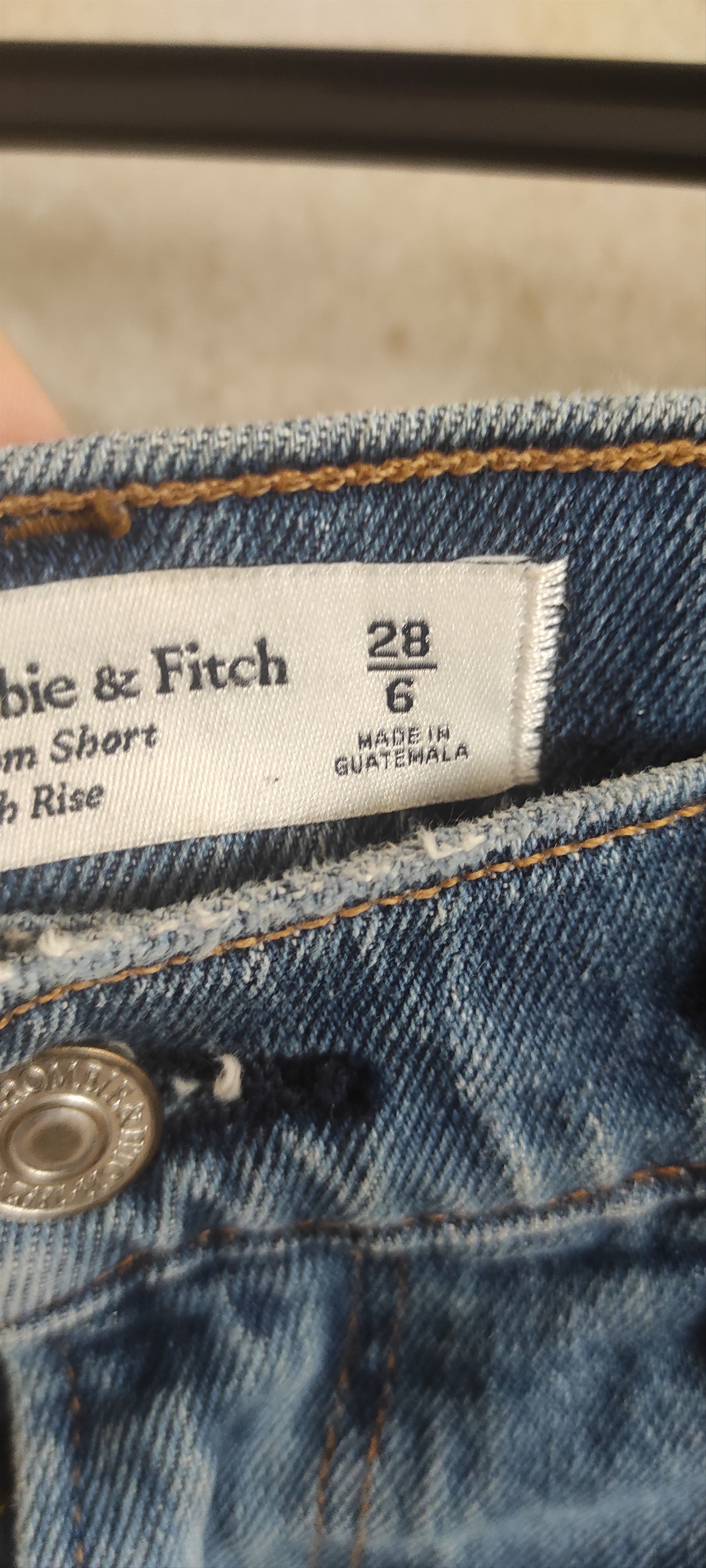 Abercrombie & Fitch Abercrombie & Fitch The Mom Shorts Mid Rise Distressed Sz 28 Size 28" / US 6 / IT 42 - 8 Thumbnail