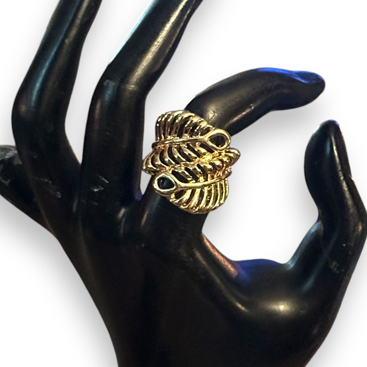 Other Gold tone wrapped filigree leaf ring Size ONE SIZE - 3 Thumbnail