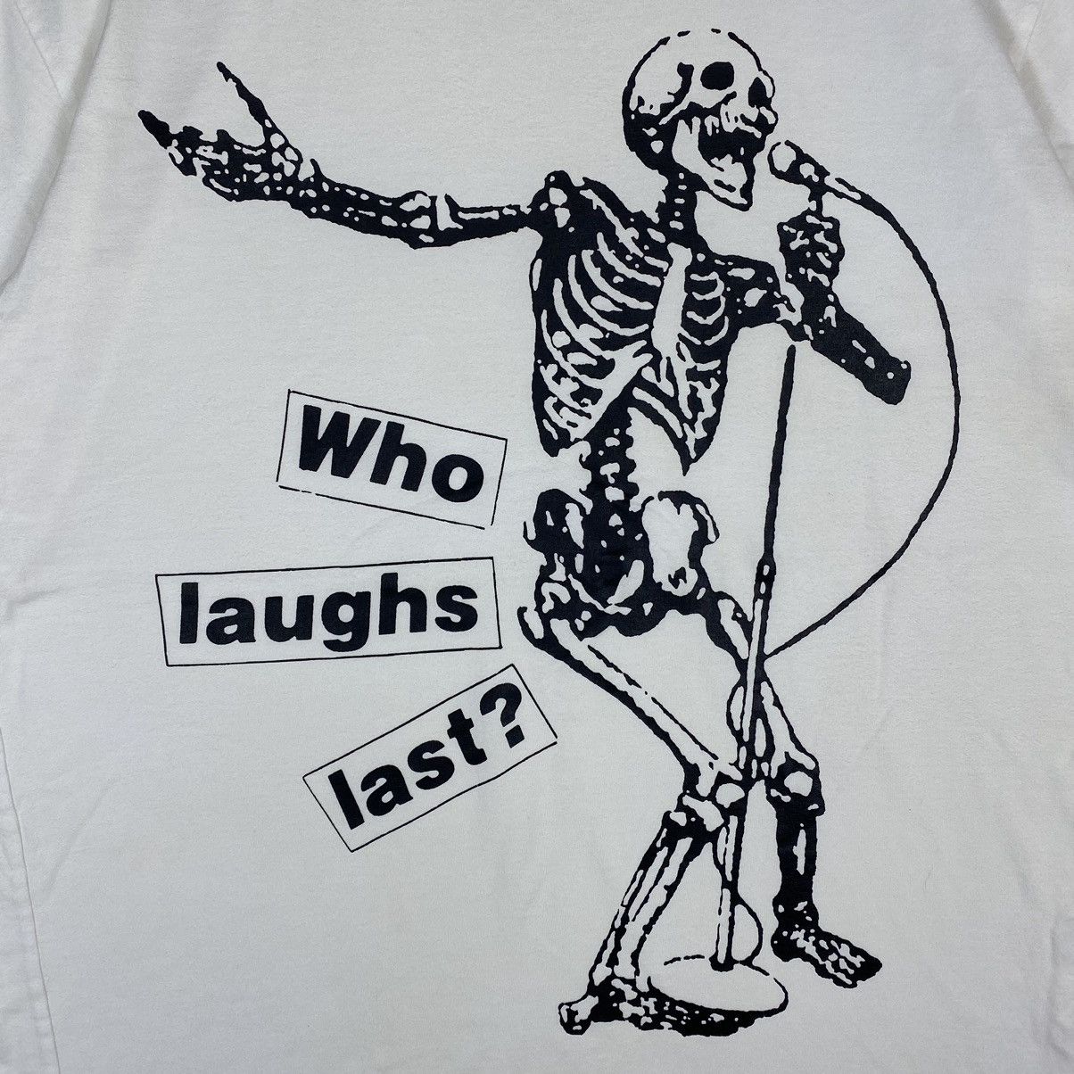 Barbara Kruger Vintage 00's BARBARA KRUGER Who Laughs Last Tee Size US L / EU 52-54 / 3 - 3 Thumbnail