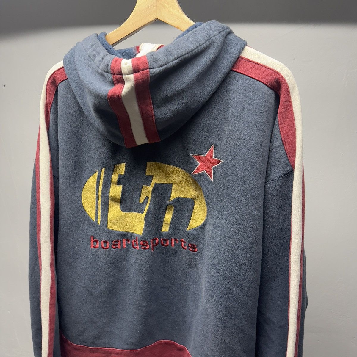 Vintage Tommy Hilfiger Boardsports Hoodie Thrashed Faded ERD Grunge Size US XL / EU 56 / 4 - 12 Thumbnail