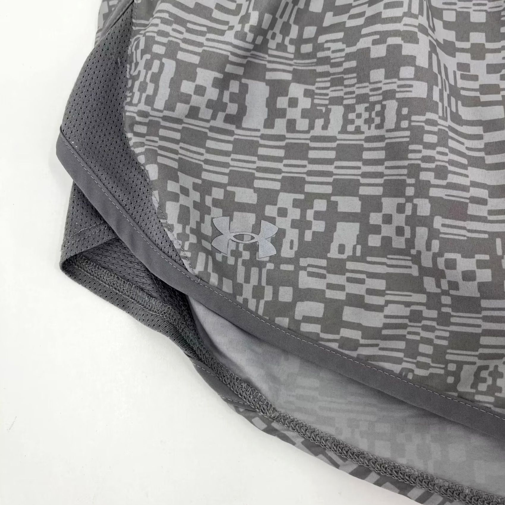 Under Armour Under Armour Active Shorts Women's XS Gray Logo Lined Drawstring Athletic Shorts Size 26" / US 2 / IT 38 - 4 Thumbnail