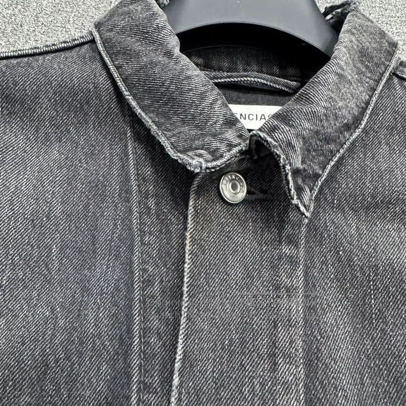 Balenciaga Balenciaga Letter Printed Destroyed Collar Denim Jacket Size XXS / US 00 / IT 34 - 3 Thumbnail