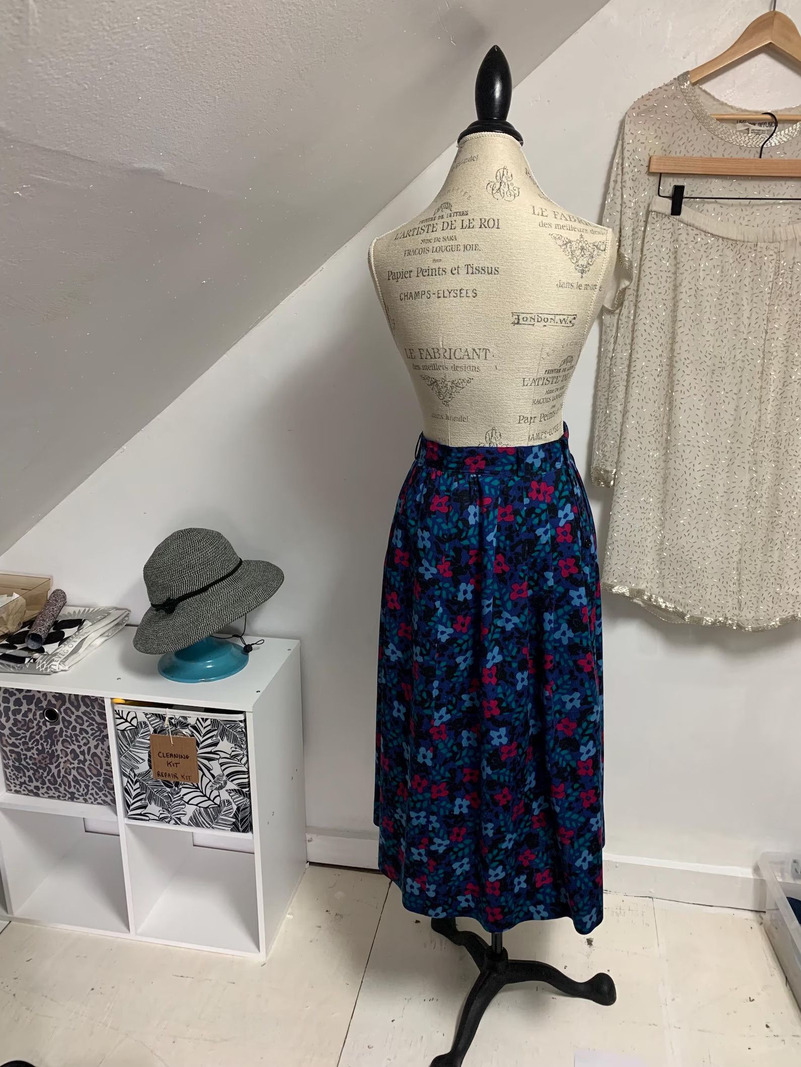 Guy Laroche × Vintage Vintage Guy Laroche Wool Pleated Midi Skirt with Flowers Size 26" / US 2 / IT 38 - 6 Thumbnail