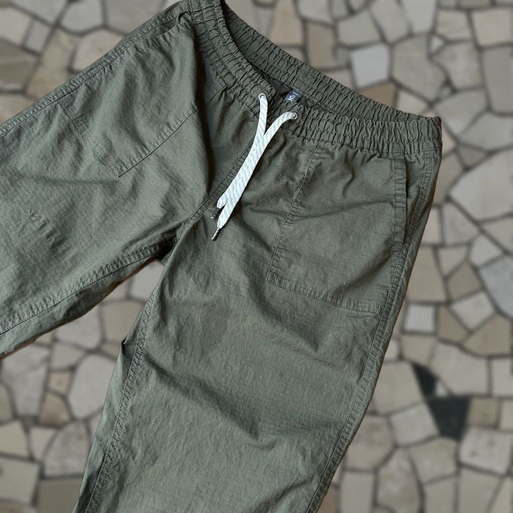 Vuori Vuori Ripstop Ankle Pants Women M Green Cotton Blend Twist: Drawstring, Elastic Waist, Pockets Size 32" / US 10 / IT 46 - 1 Thumbnail