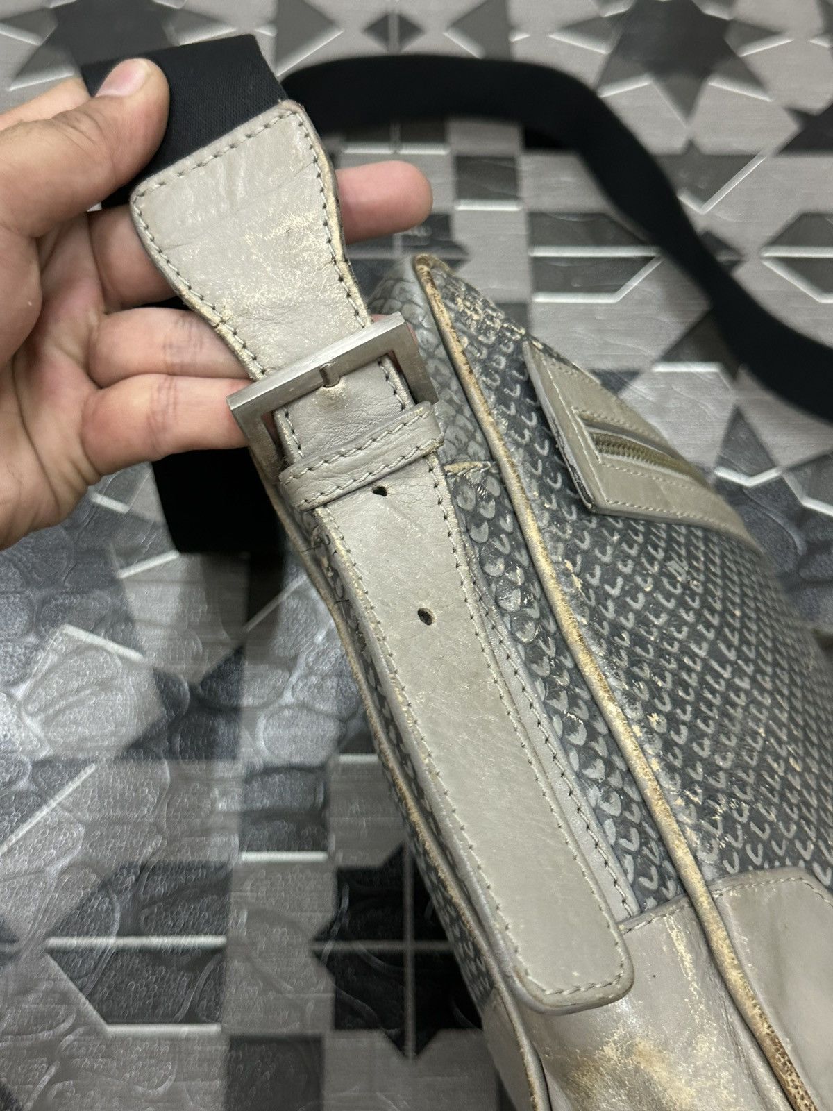 Emporio Armani Vintage 1990 Emporio Armani Fish Leather Sling Bag Size ONE SIZE - 7 Thumbnail