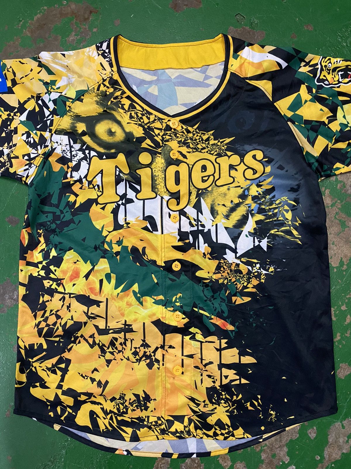 MLB Rare❗️ HANSHIN TIGERS × MIZUNO JAPAN FULL PRINT JERSEY SHIRT Size US M / EU 48-50 / 2 - 3 Thumbnail