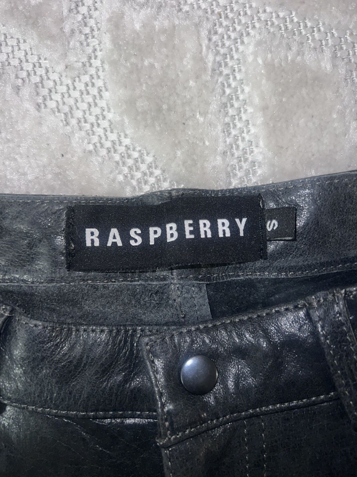 The GV Gallery Raspberry Hills black leather shorts size (30) small Size US 30 / EU 46 - 4 Thumbnail