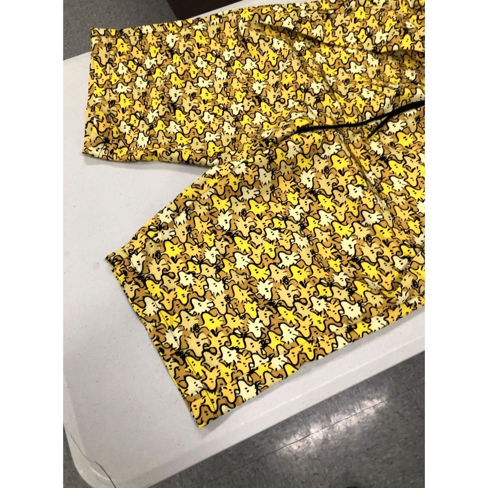 Converse Converse x Peanuts Shapes Woodstock Camo Men’s Long Shorts S Yellow Surf Skate Canvas Polyester 25 x 12 Mens Size US 29 - 4 Thumbnail