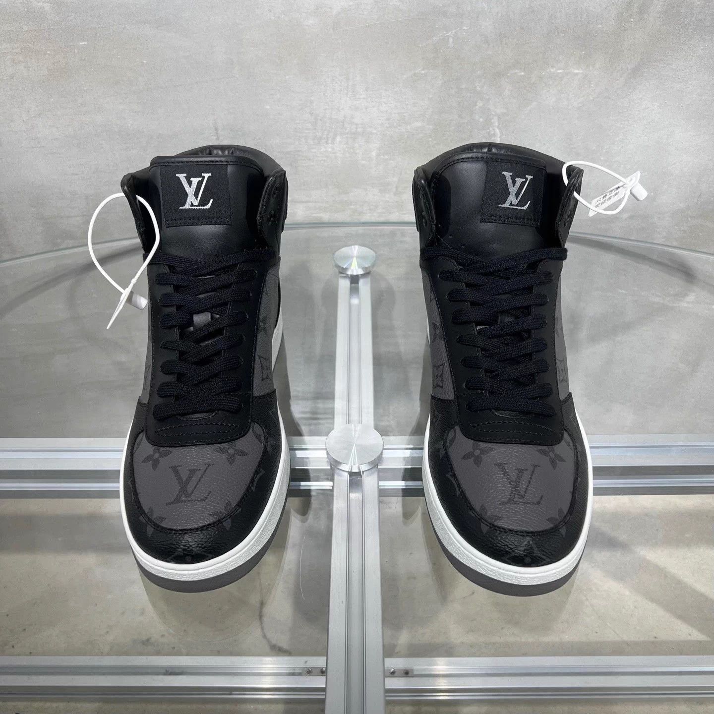 Louis Vuitton Louis Vuitton Rivoli Black Monogram Sneakers UK7 Size US 7 / EU 40 - 1 Thumbnail