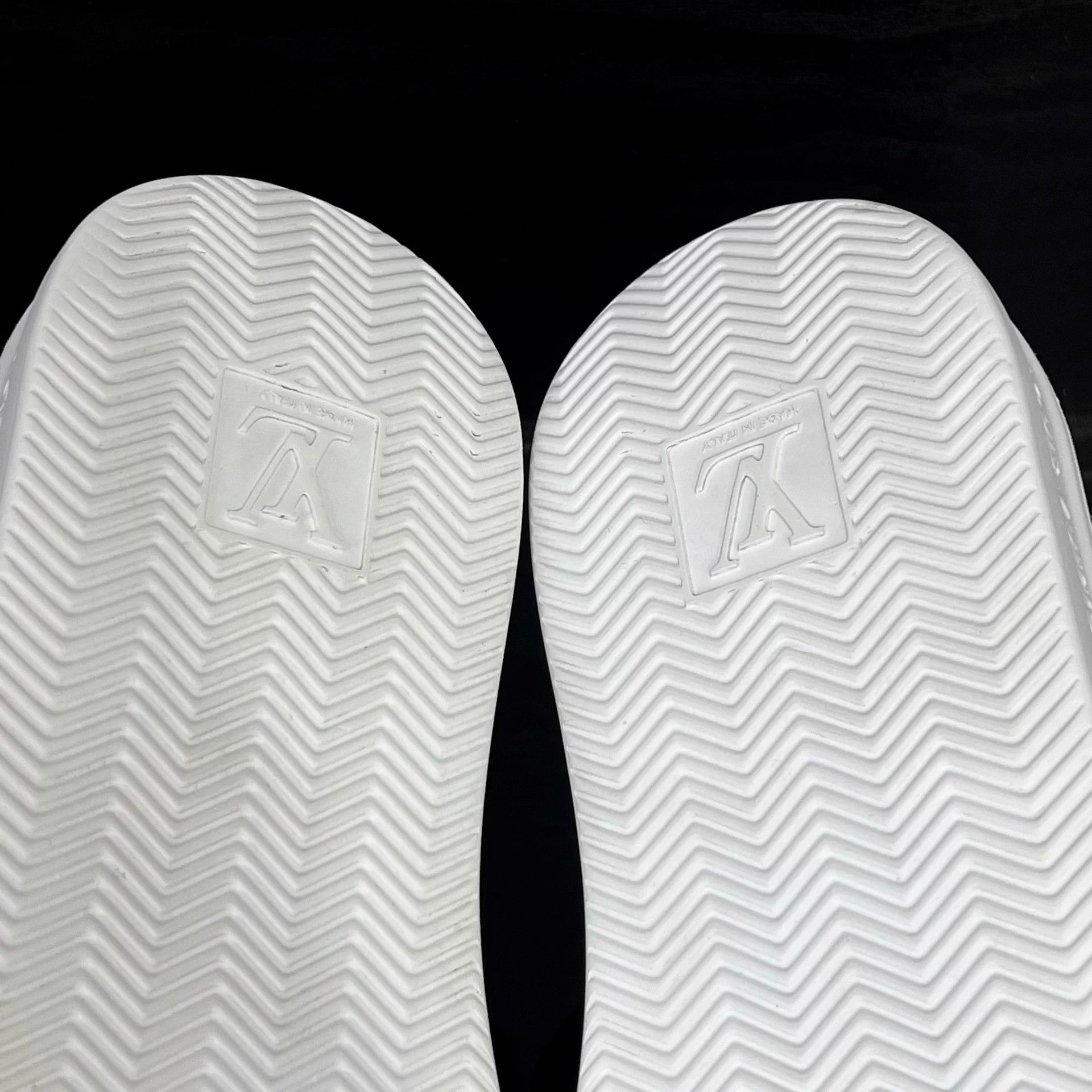 Louis Vuitton 1167 mint black & white embossed platform 42 shoes Size US 9 / EU 42 - 6 Thumbnail