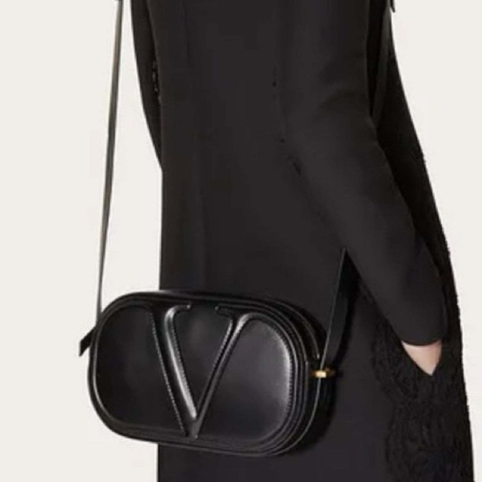 Giovanni Valentino Valentino black v logo oval shape crossbody Size ONE SIZE - 8 Thumbnail