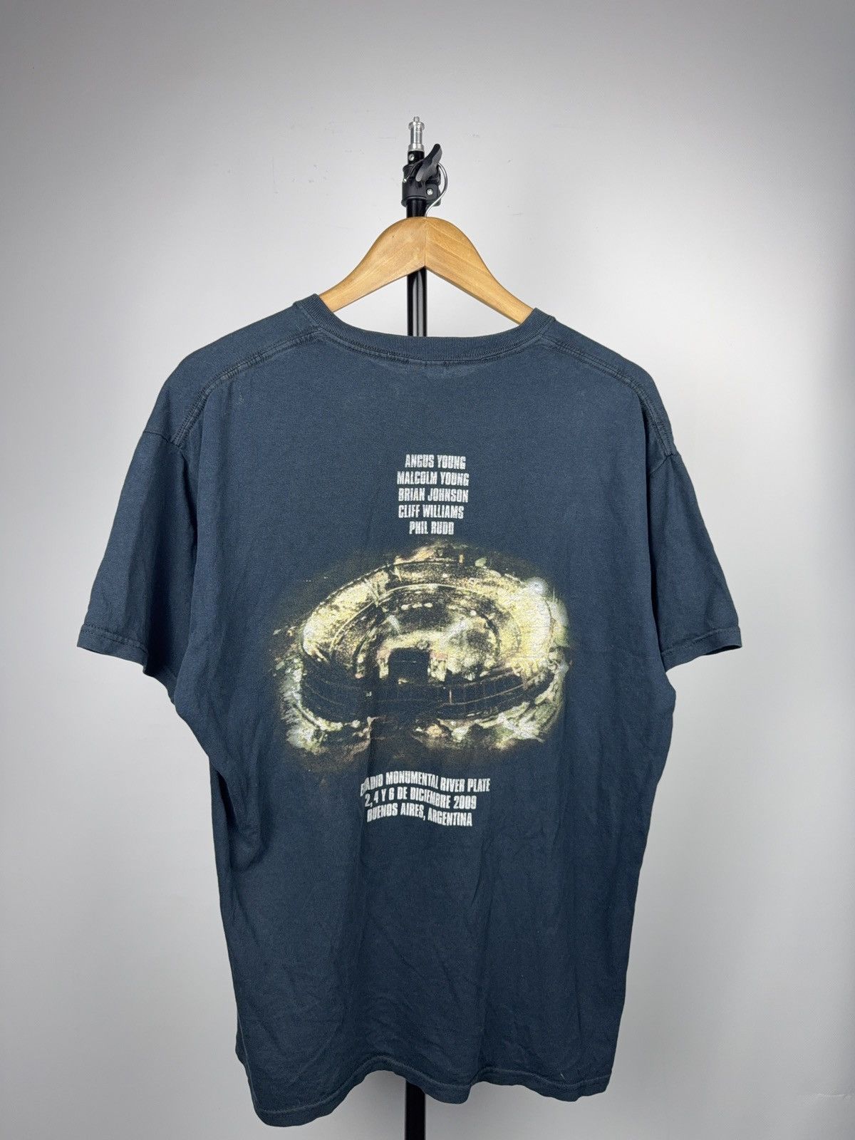 AC/DC 00s AC/DC Buenos Aires 2009 Tour Rock Band T-Shirt Gildan Size US L / EU 52-54 / 3 - 10 Thumbnail