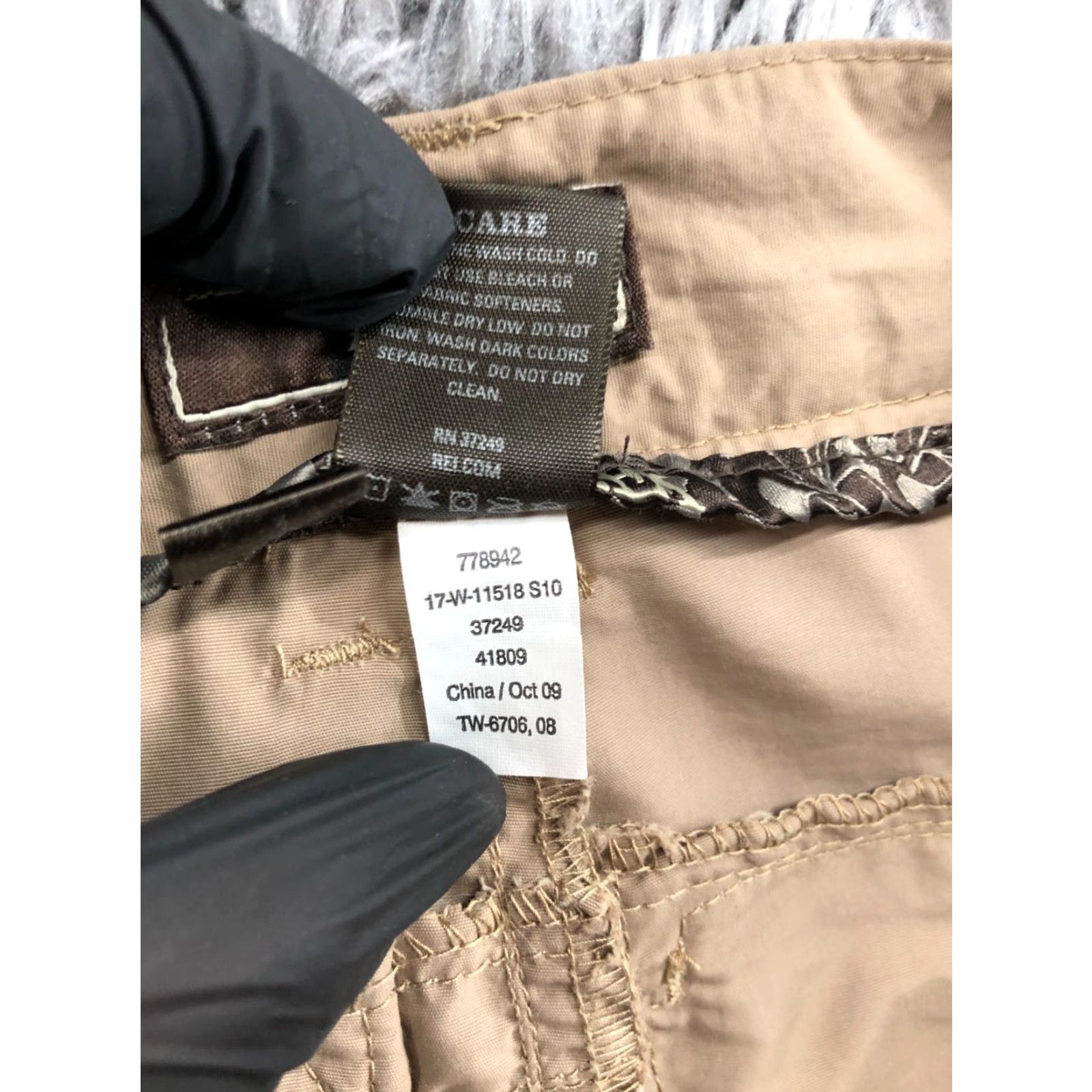Vintage REI Womens Cargo Shorts Beige 16 UPF 50+ Denim Cotton Mid Rise 5-Pocket Hiking Outdoor Casual Size 38" / US 16 / IT 52 - 8 Thumbnail