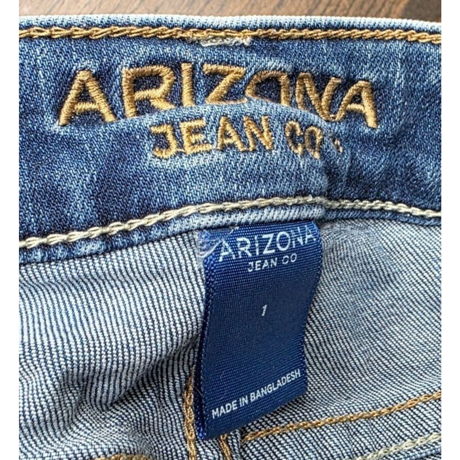 Arizona Jean Co. Arizona distressed jean shorts. soft & stretchy size 1 Size 25" / US 0 / IT 36 - 8 Thumbnail