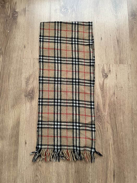 Burberry 80s gold store