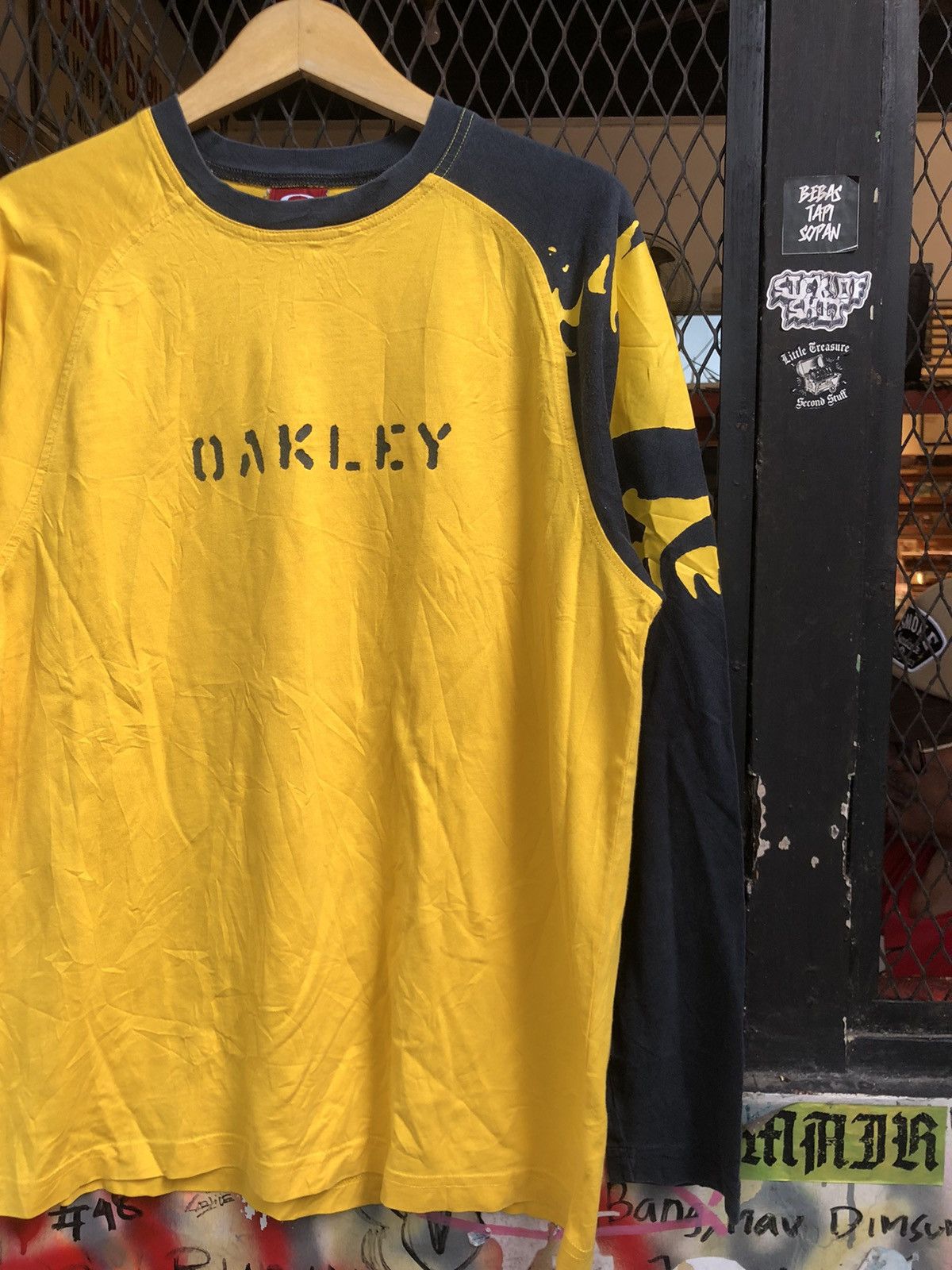 Oakley VINTAGE OAKLEY LONGSLEEVE Size US L / EU 52-54 / 3 - 3 Thumbnail