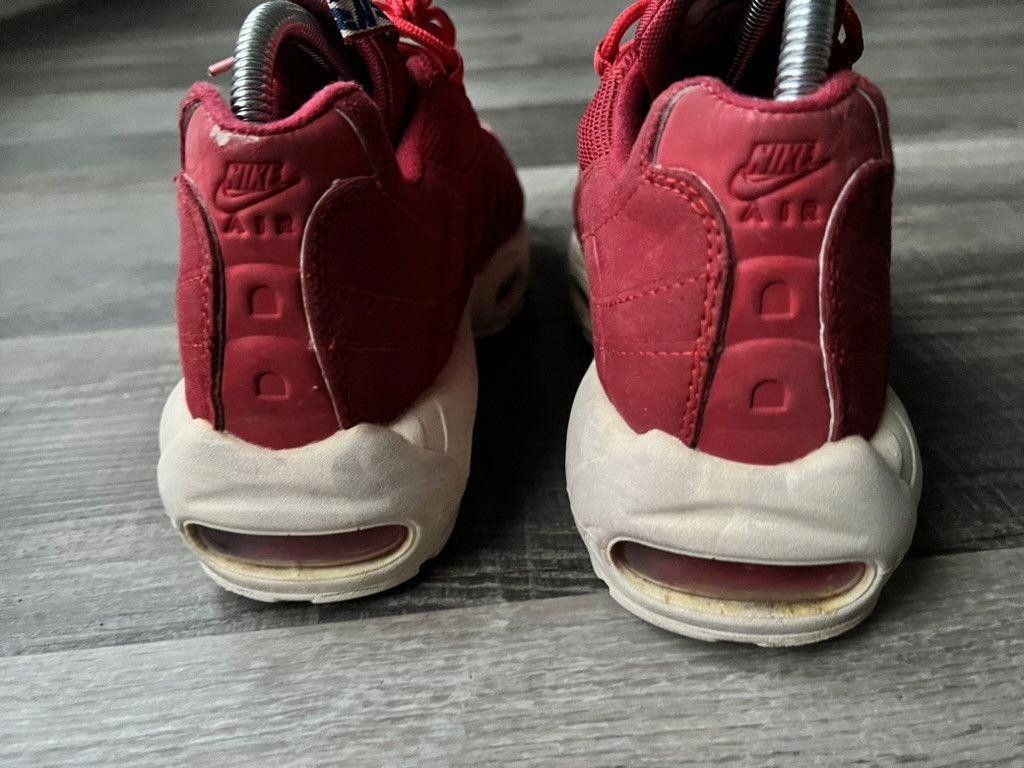 Nike NIKE • Air Max 95 "2017 Pull Tab Red" (7M) Size US 7 / EU 40 - 9 Thumbnail