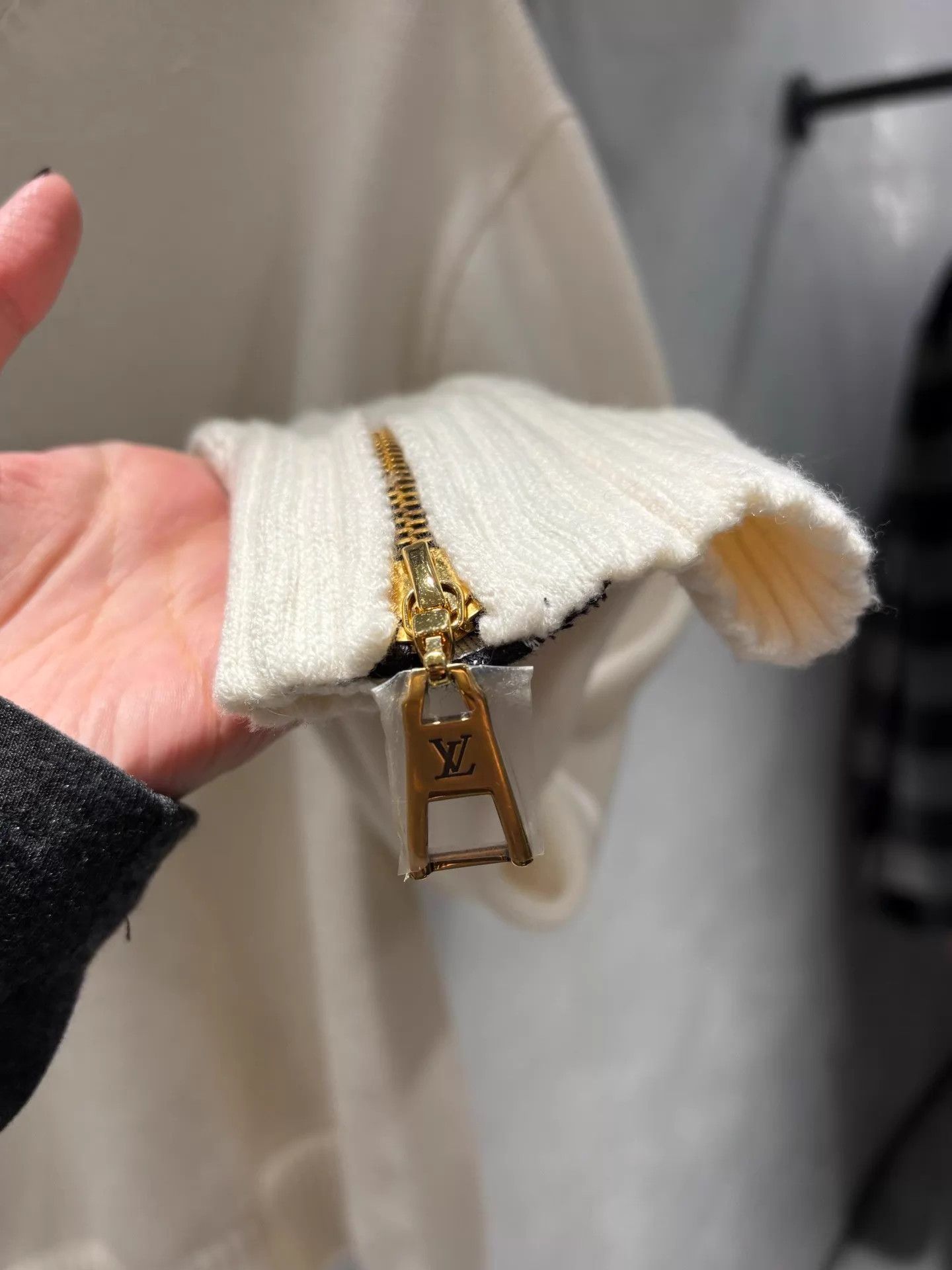 Louis Vuitton LV cream knit sweater with logo cuffs deadstock XXS Size XXS / US 00 / IT 34 - 3 Thumbnail