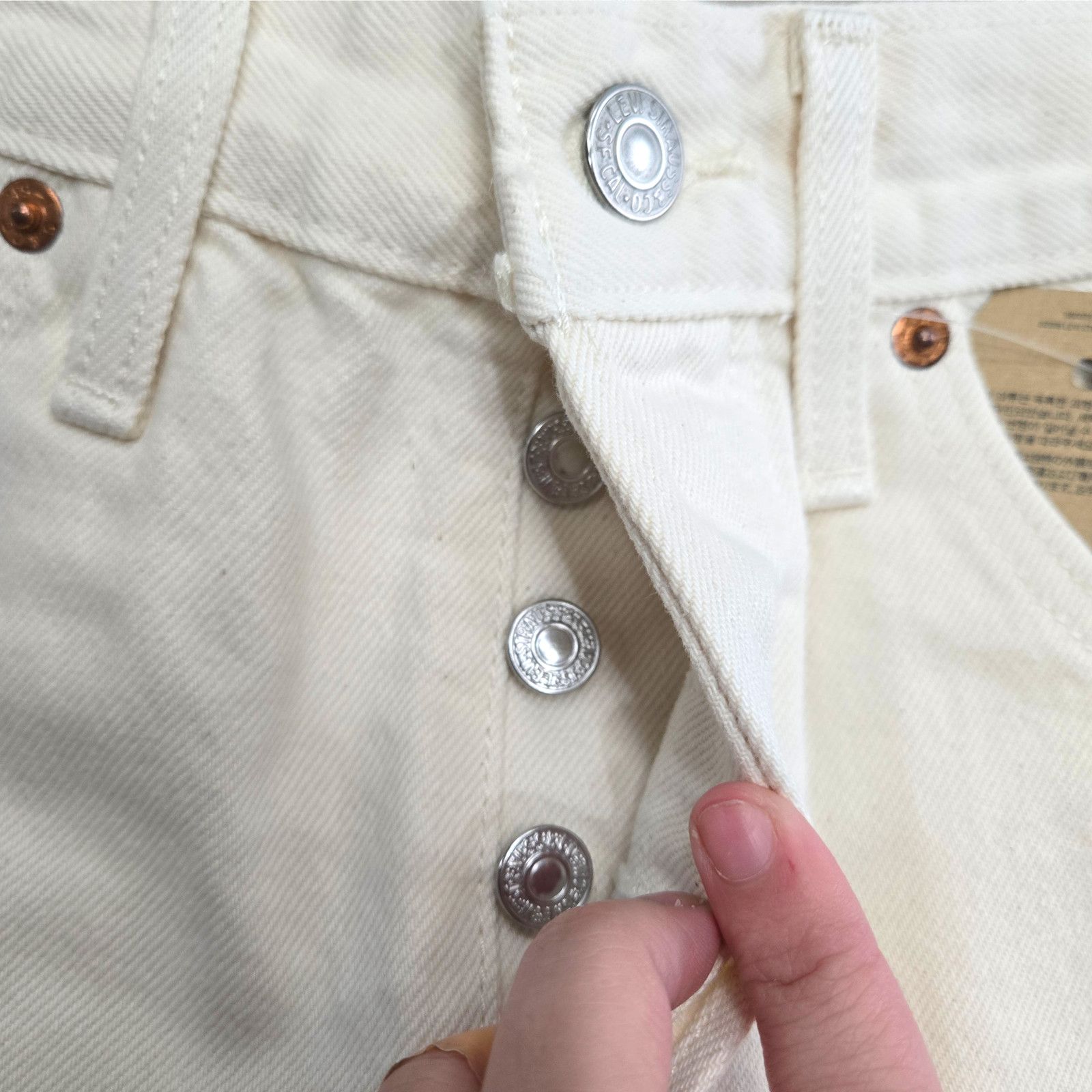Levi's Levi’s 501 White Butterfly Cutoff Shorts Size 26 Size 26" / US 2 / IT 38 - 5 Thumbnail