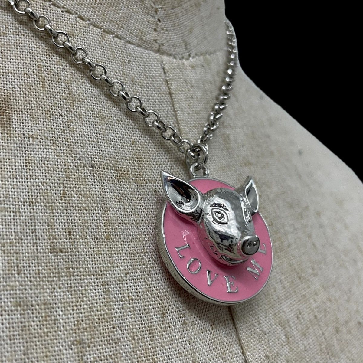Vivienne Westwood Vivienne Westwood ‘Love Me’ Pig Necklace Pendant Size ONE SIZE - 5 Thumbnail