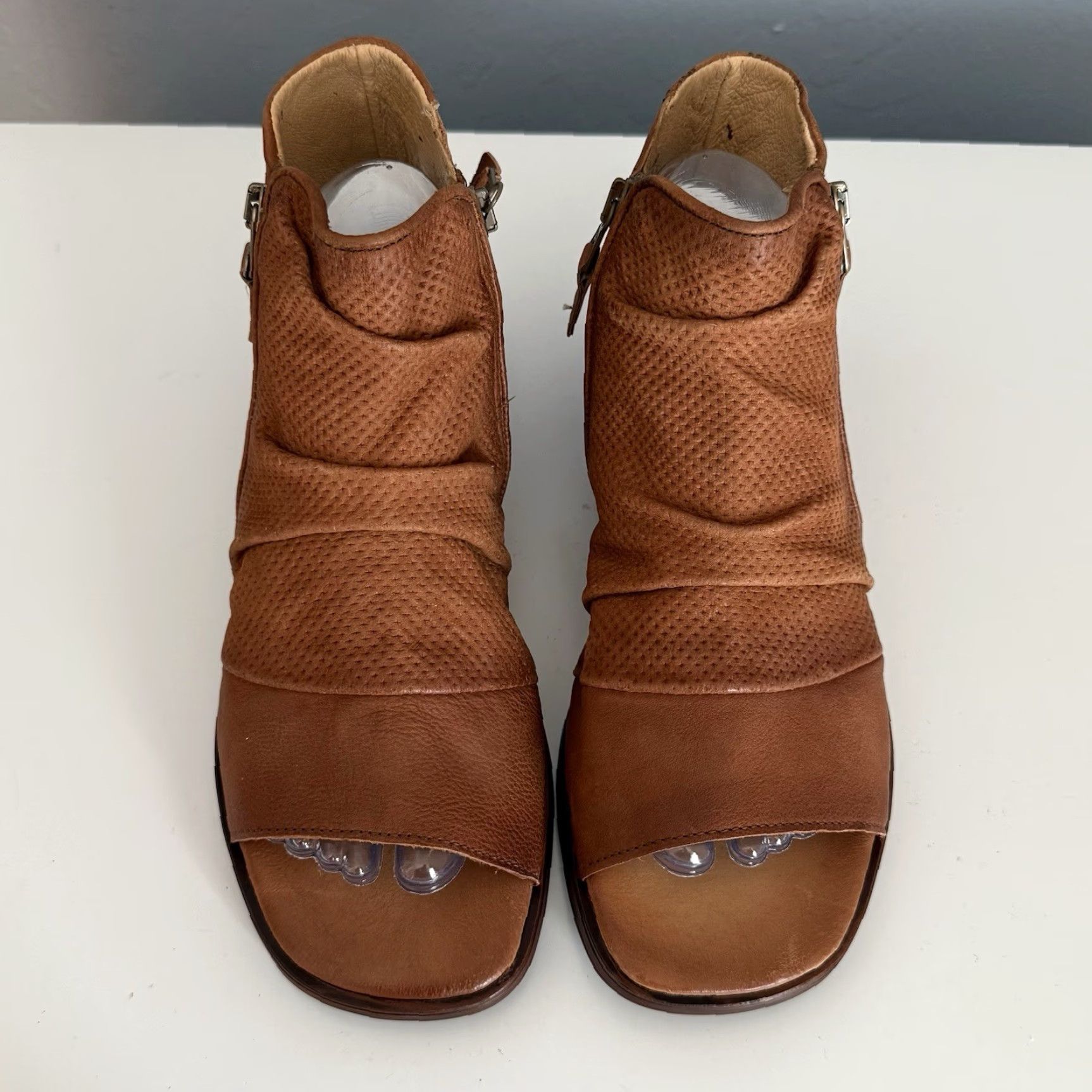 Vintage VINTAGE Miz Mooz Goddess Side Zip Leather Sandals Brown 40 Open Toe Gladiator Women Sandal, Size 9 US, Leather Upper, Brown, 3/4" Heel, Gold-Trim? Size US 10 / IT 40 - 3 Thumbnail