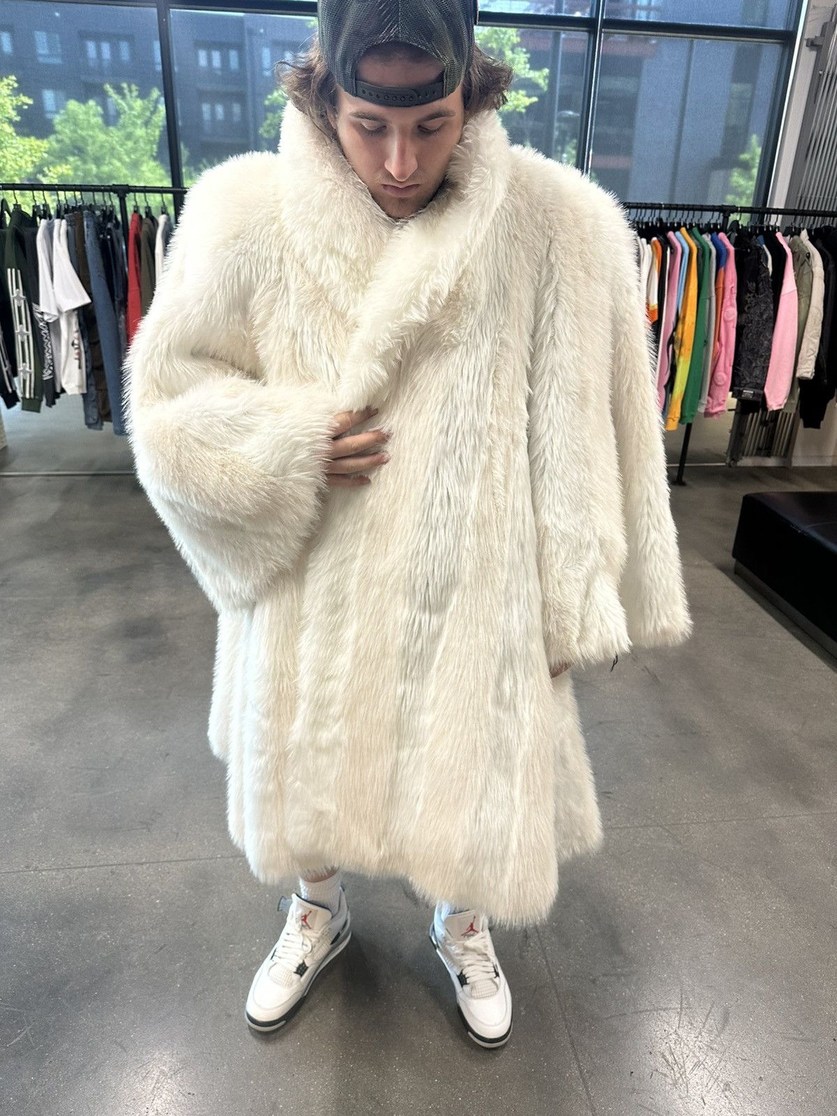 Balenciaga Balenciaga BB A-Line Faux-Fur Coat White Size US XL / EU 56 / 4 - 4 Thumbnail