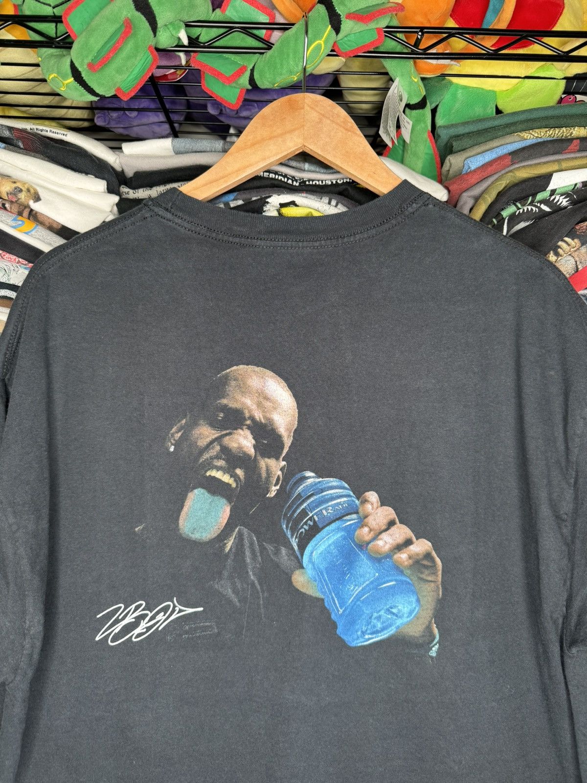 NBA × Vintage Lebron James Powerade Promo Black XL Graphic Tee Size US XL / EU 56 / 4 - 2 Thumbnail