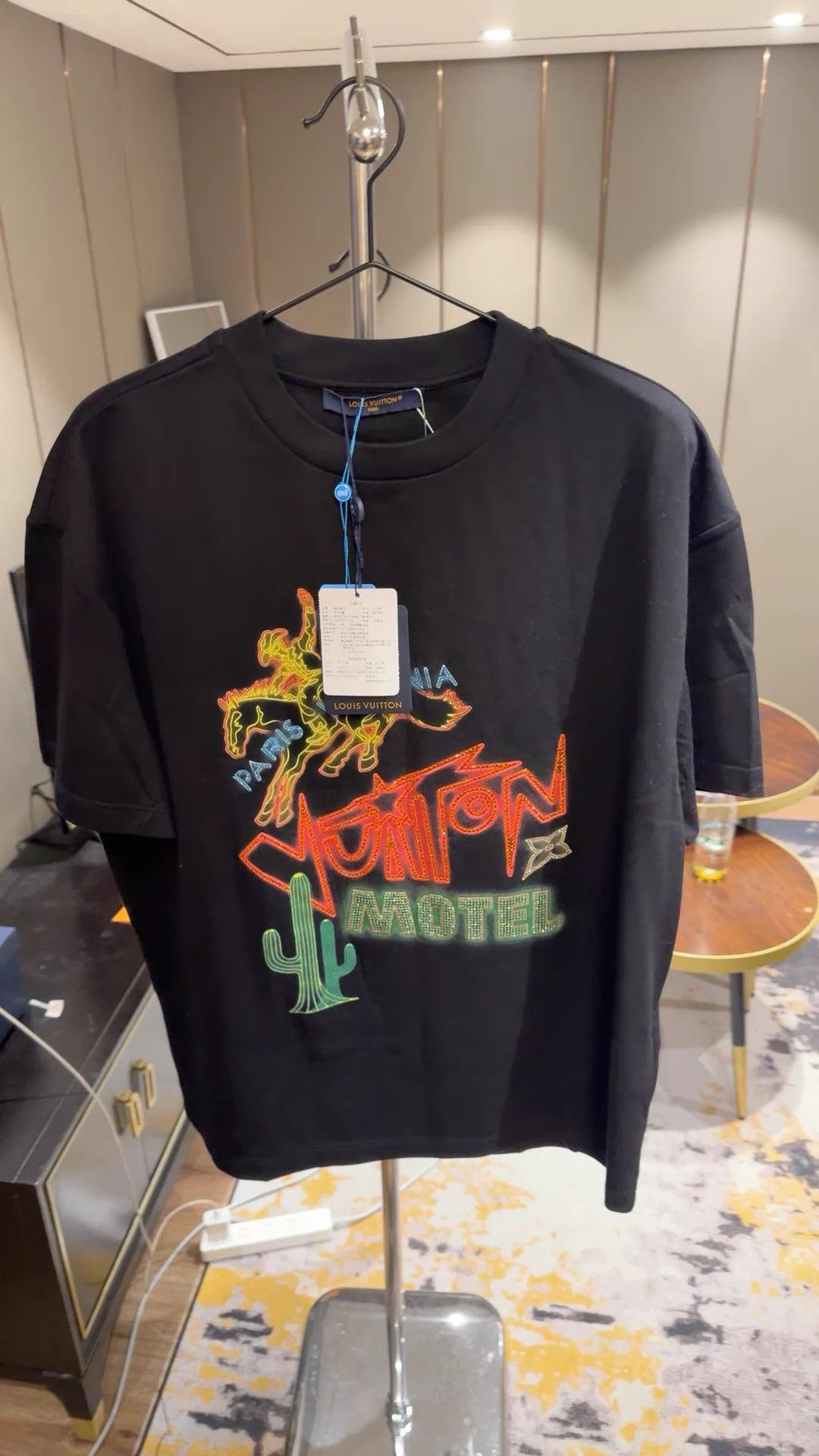 Louis Vuitton LV short sleeve tee Size M / US 6-8 / IT 42-44 - 1 Thumbnail