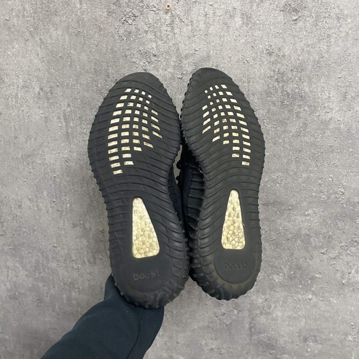 Adidas × Kanye West Adidas Yeezy Boost 350 V2 Onyx Size US 10 / EU 43 - 8 Thumbnail