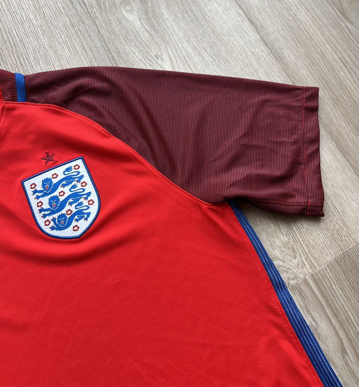 Nike Nike 2016 England Red Soccer T-Shirt Football Jersey Size US L / EU 52-54 / 3 - 6 Thumbnail