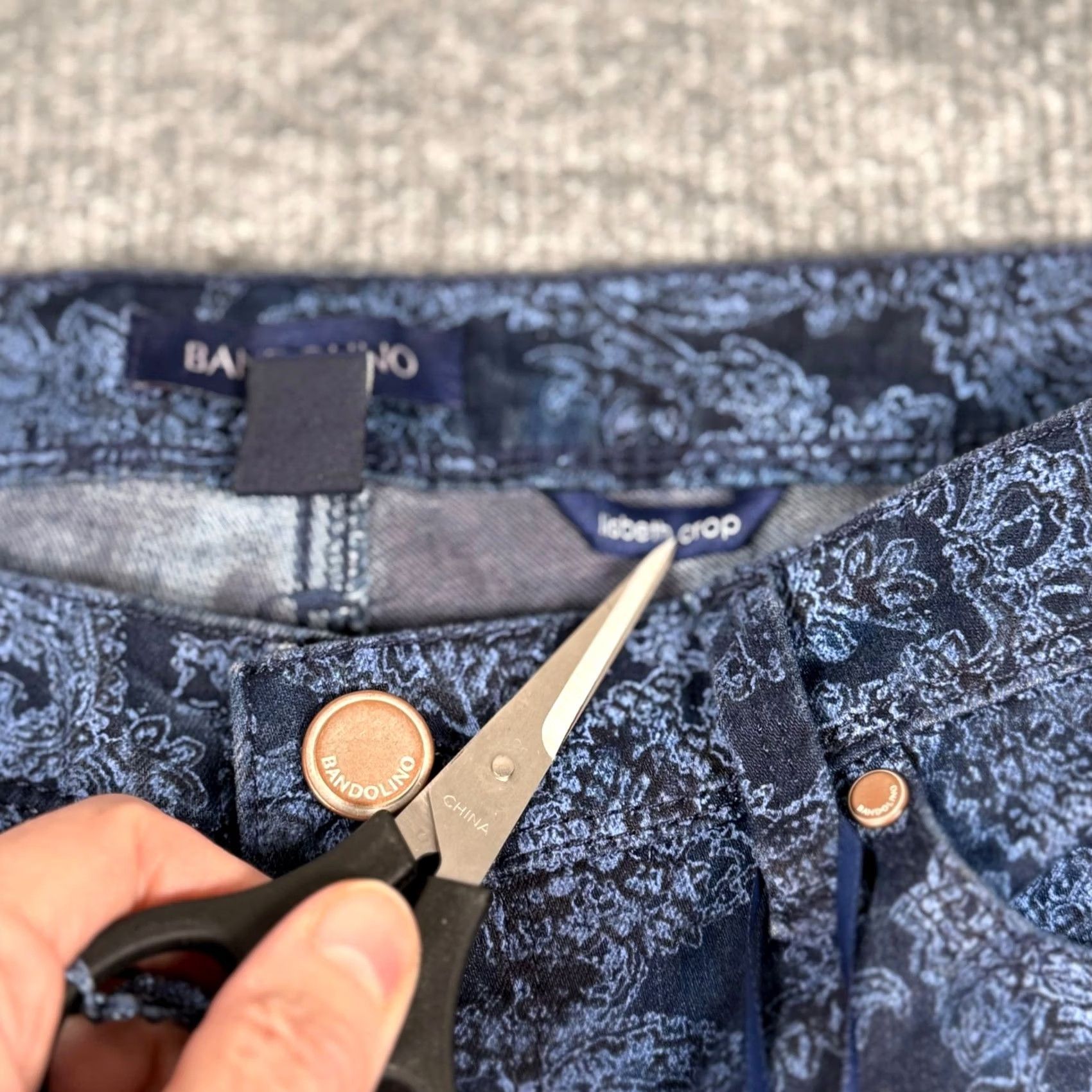 Vintage Bandolino Lisbeth Curvy Skinny Crop Jeans Paisley Print Jeans Blue Women 6 Slim Pocket Button Zip Mid Rise Denim 5-Pocket Design Fabric Wash Medium Size 28" / US 6 / IT 42 - 5 Thumbnail