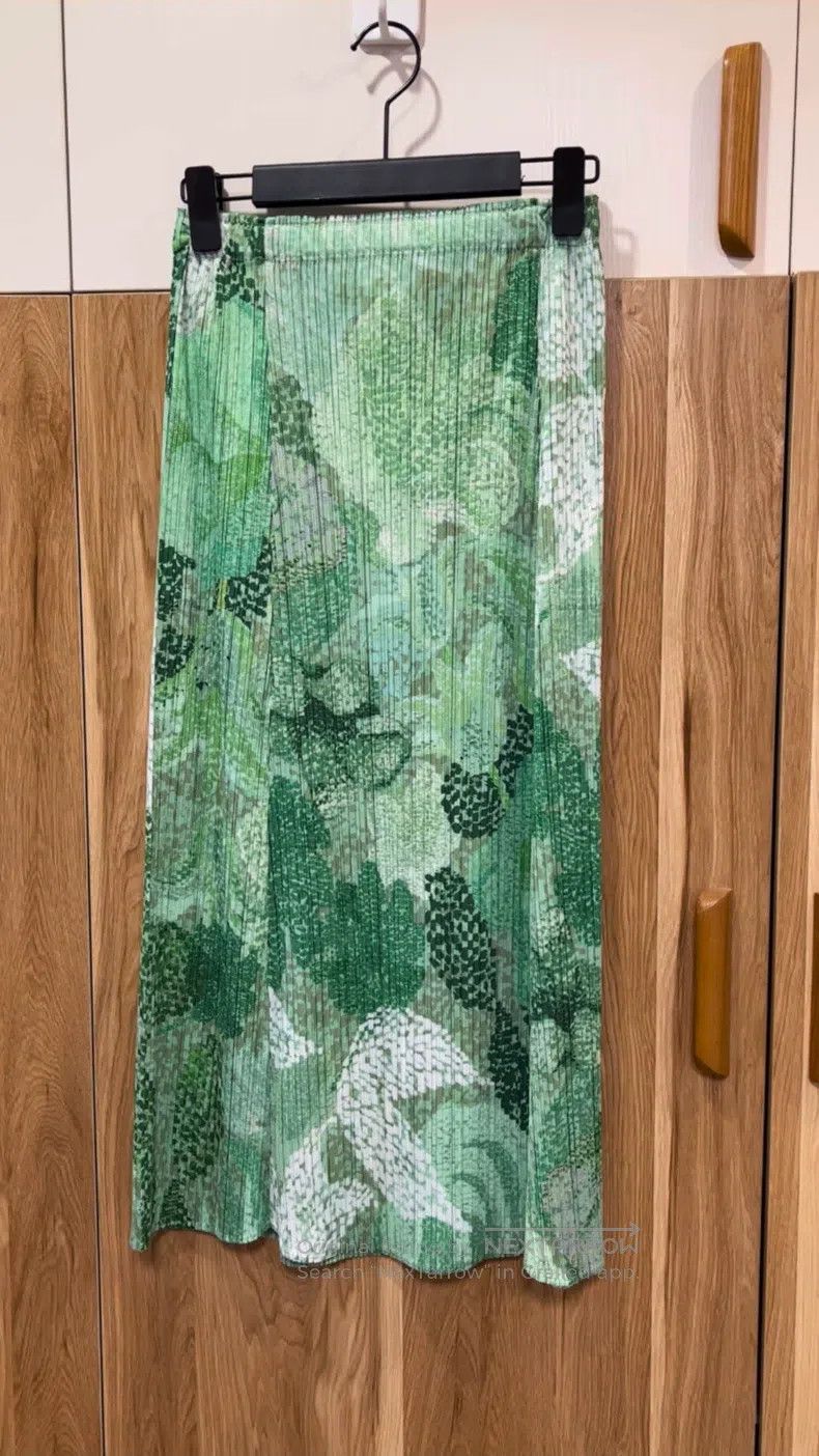 Issey Miyake Issey Miyake SIZE:3 Misty Forest Grass Green Midi Skirt Size 22" - 1 Thumbnail
