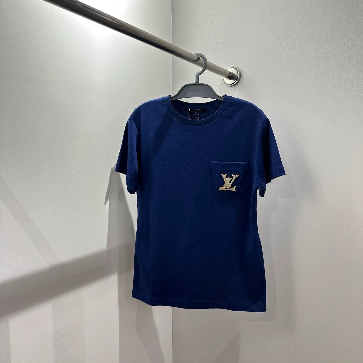 Louis Vuitton Louis Vuitton Blue Logo Embroidered Pocket Cotton SS Tee M Size M / US 6-8 / IT 42-44 - 1 Thumbnail