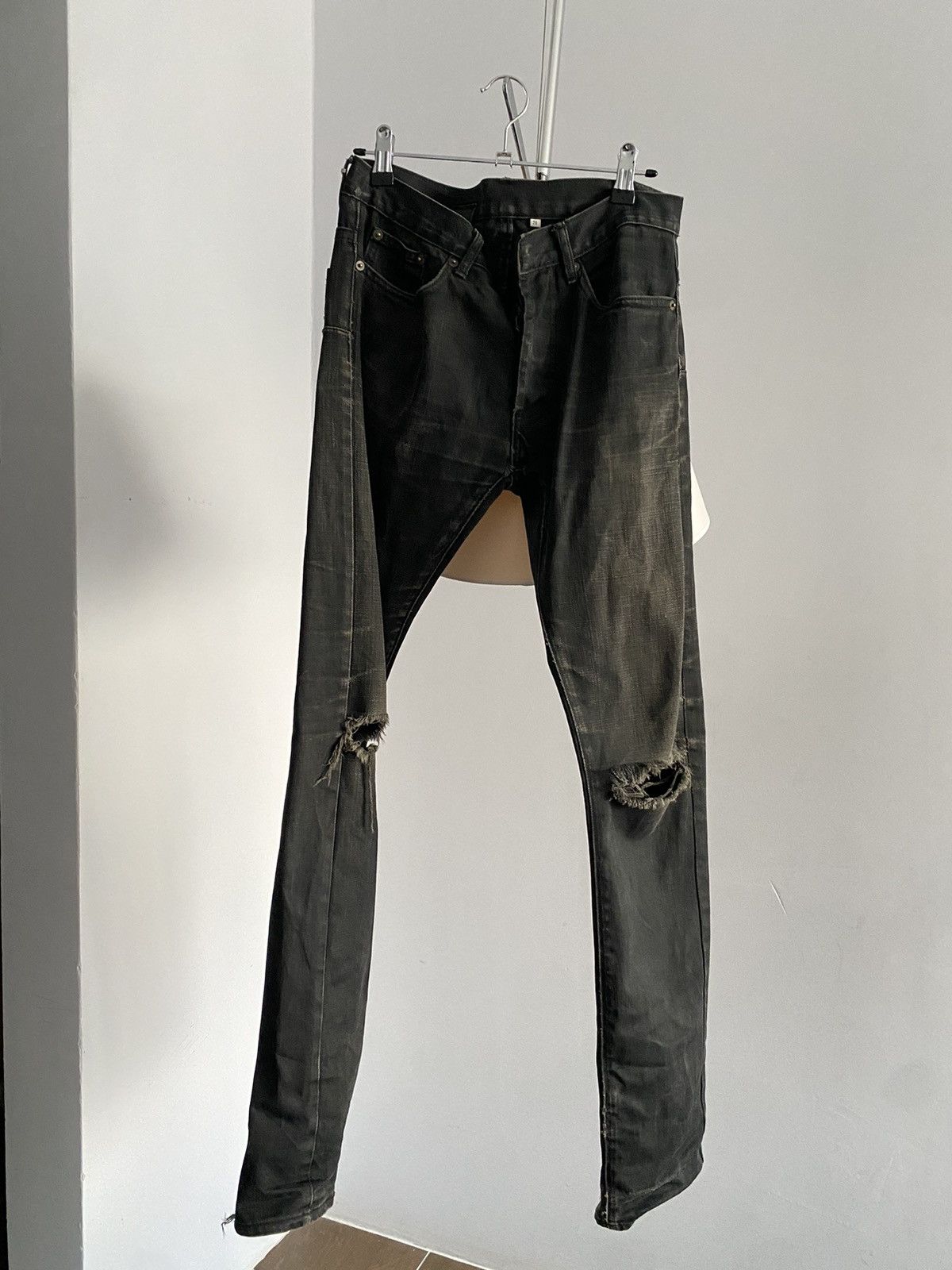 05 Dior Homme destroyed jeans strip