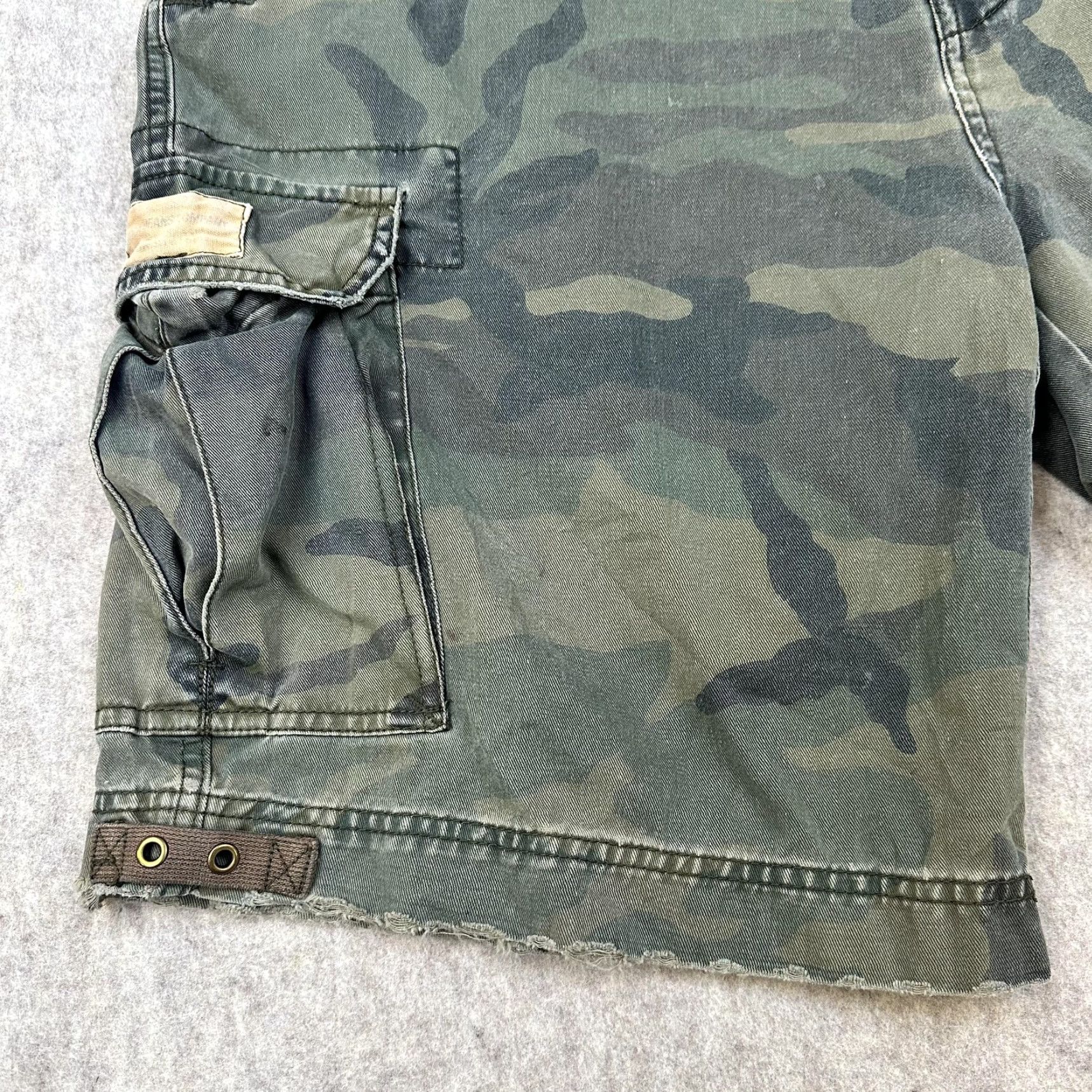 Nautica Vintage Nautica Camo Cargo Shorts Mens 38 Green Army Casual Pants Cargo Short Mens 38 Camouflage Canvas Distressed Pockets (Adult Mens) Size US 38 / EU 54 - 3 Thumbnail