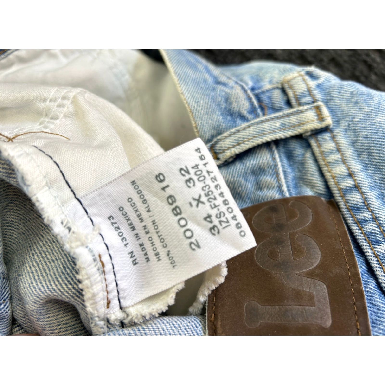 Lee VINTAGE Lee Jeans Mens 34 x 32 Denim Distressed Light Blue Wash Grunge 90s Retro Hipster City Cowboy Straight 5-Pocket Design Mens Size US 34 / EU 50 - 5 Thumbnail