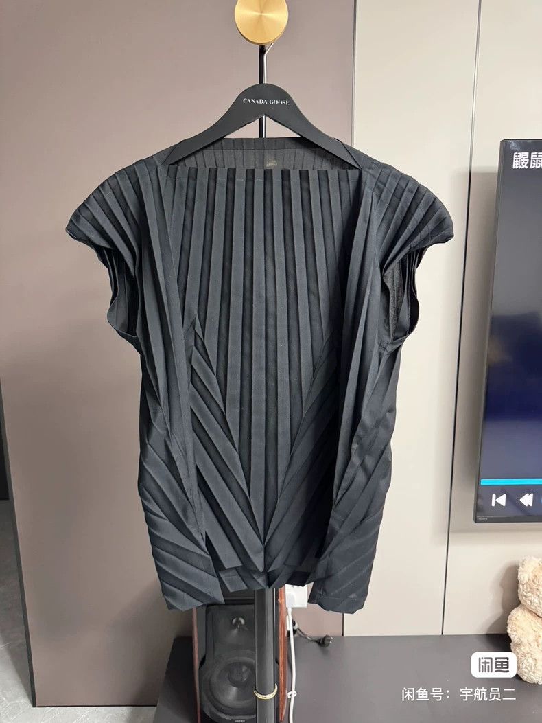 Issey Miyake issey miyake size:one size Origami short sleeves 2505-Next Size XXS / US 00 / IT 34 - 2 Thumbnail