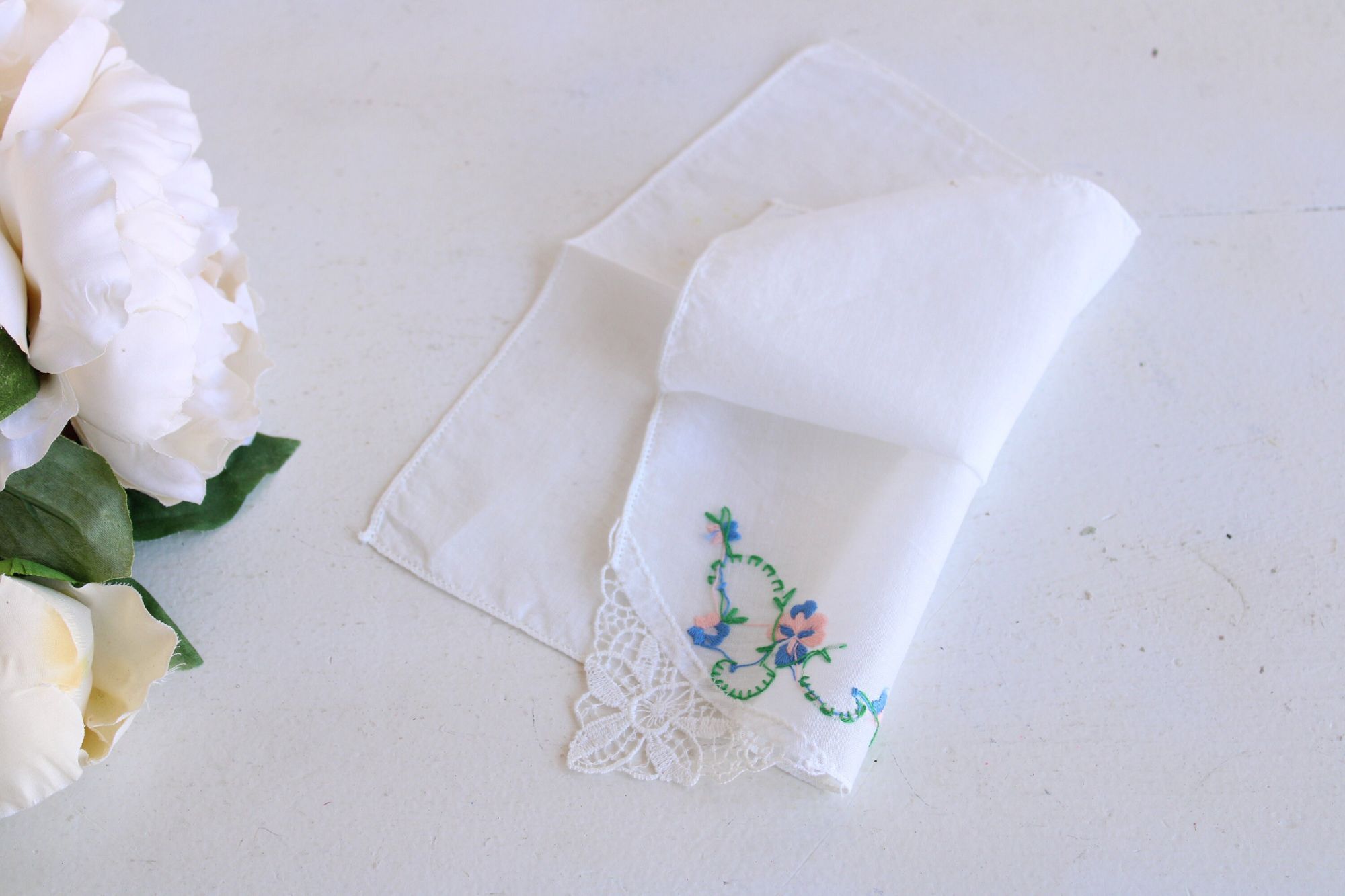 Vintage Vintage 1940s 1950s Handkerchief, White Lace And Floral Embr Size ONE SIZE - 8 Thumbnail