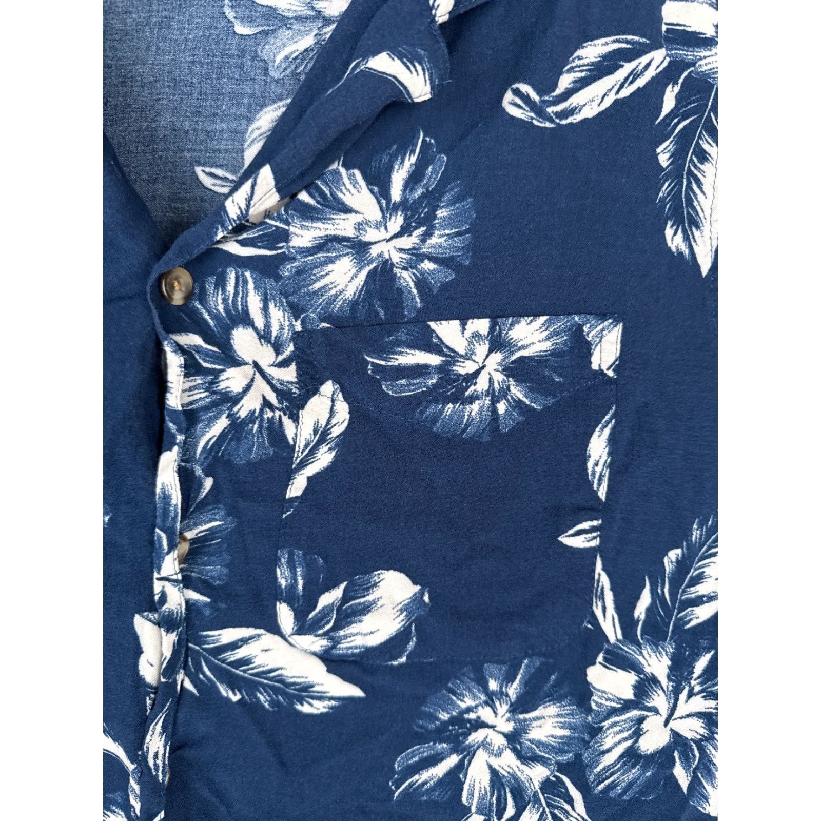 Old Navy Old Navy Button-Up Shirt Men Large Blue Floral Leaf Hawaiian Cotton Beach Slimming Size US L / EU 52-54 / 3 - 6 Thumbnail
