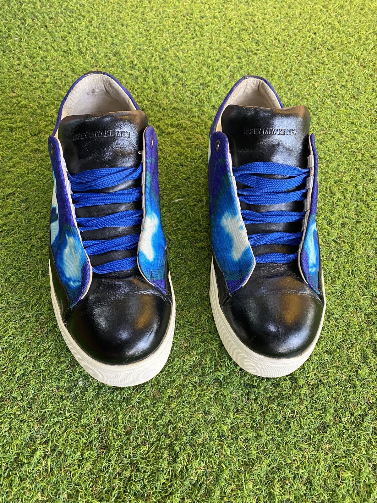 Issey Miyake Issey Miyake Blue metallic sneaker | Grailed