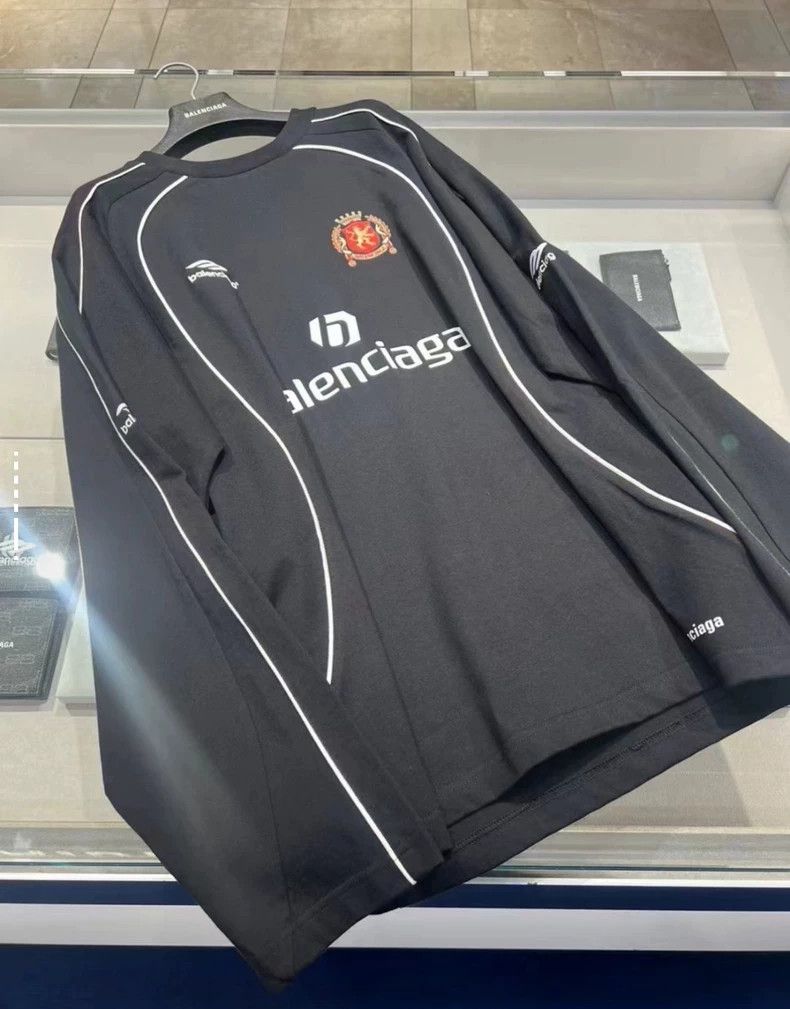 Balenciaga Balenciaga Black Manchester United letter logo short sleev Size US S / EU 44-46 / 1 - 1 Thumbnail