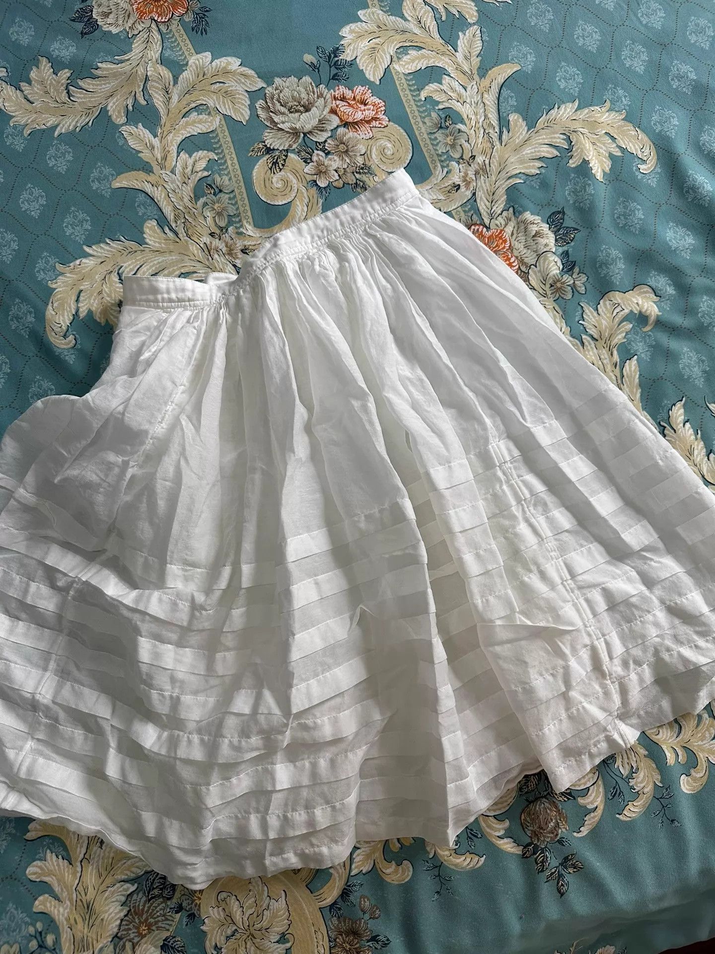 Burberry Burberry women's fluffy skirt 66waist 9/10 worn <10x Size 27" / US 4 / IT 40 - 2 Thumbnail