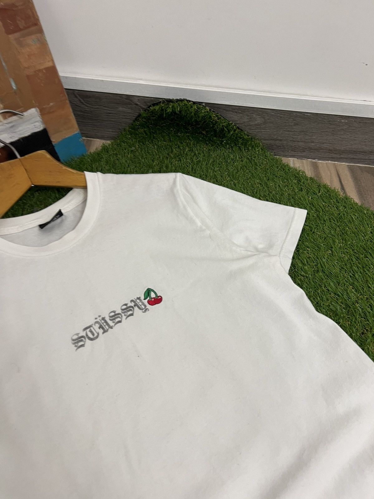 Stussy 🍒 STUSSY OLD ENGLISH CHERRY LOGO WHITE TEE T-SHIRT S Size US S / EU 44-46 / 1 - 3 Thumbnail