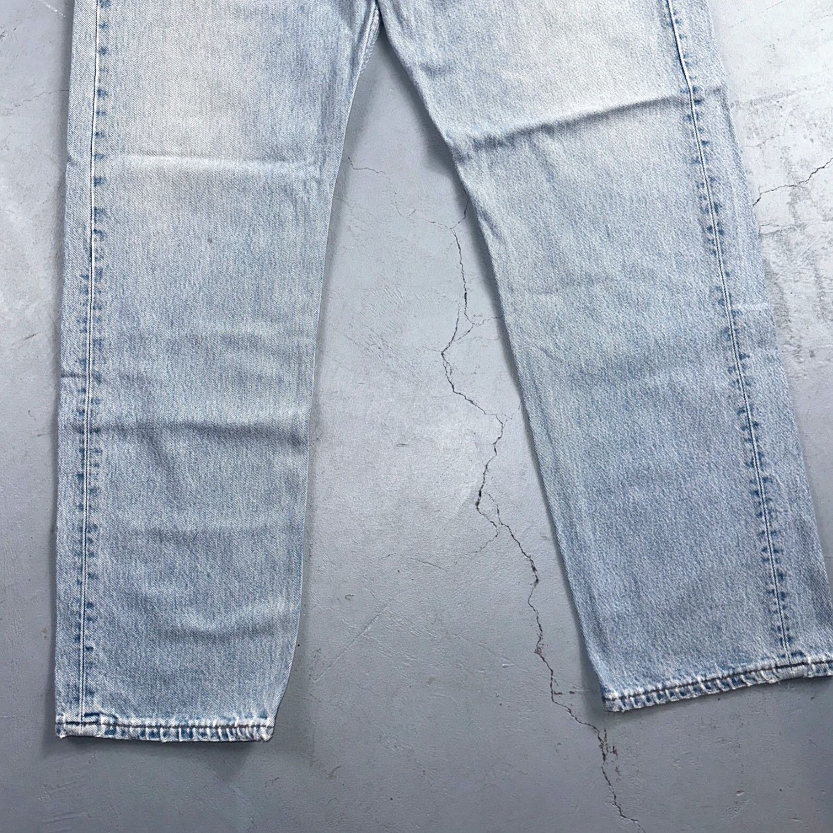 Levi's VINTAGE Levi's 501 Jeans Men 38x32 Straight Leg 90s USA Light Wash Denim Clothing Size US 38 / EU 54 - 3 Thumbnail