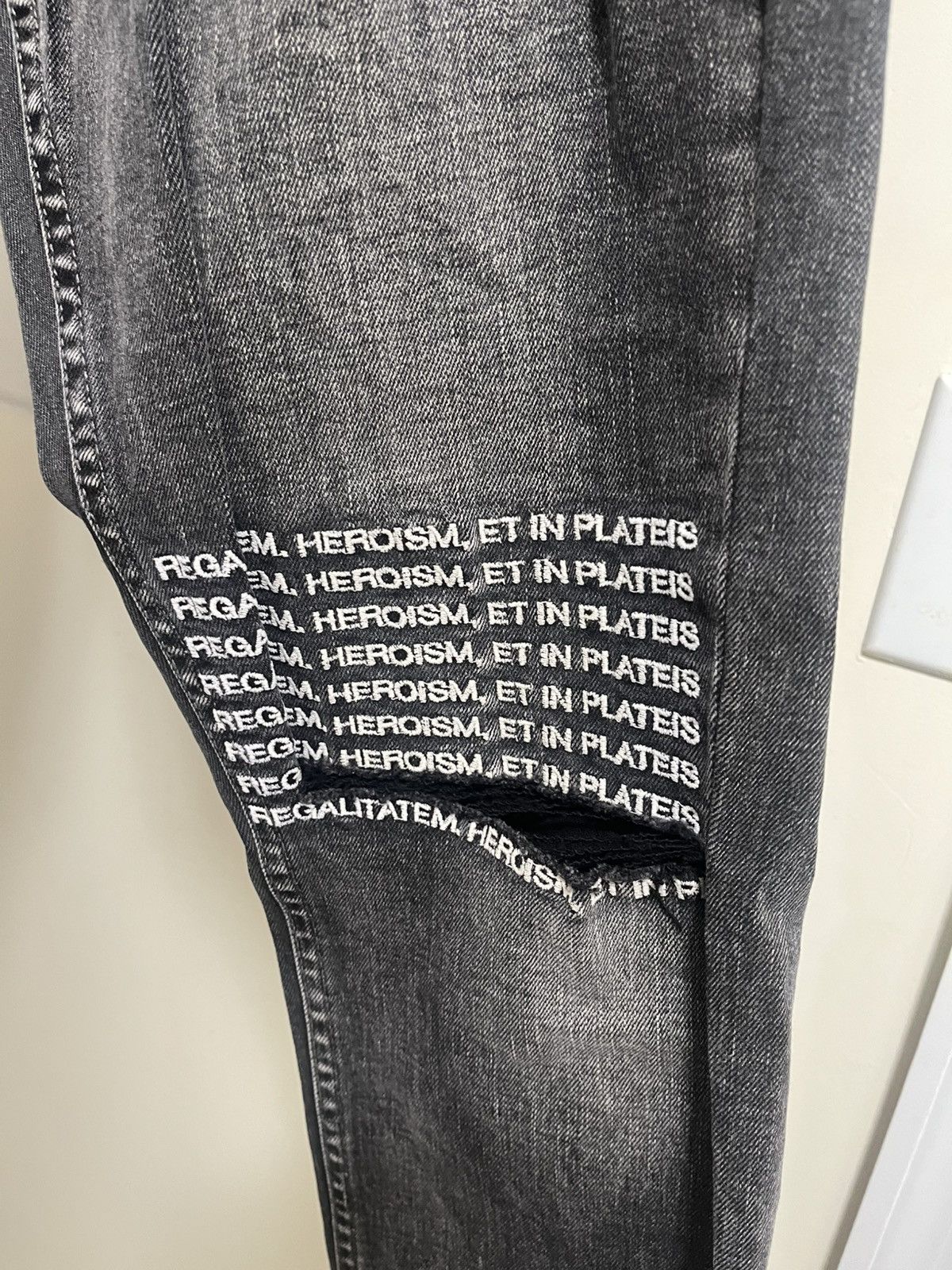 Ksubi Ksubi Van Winkle Distressed Embroidered Jeans Sz 36 Size US 36 / EU 52 - 2 Thumbnail