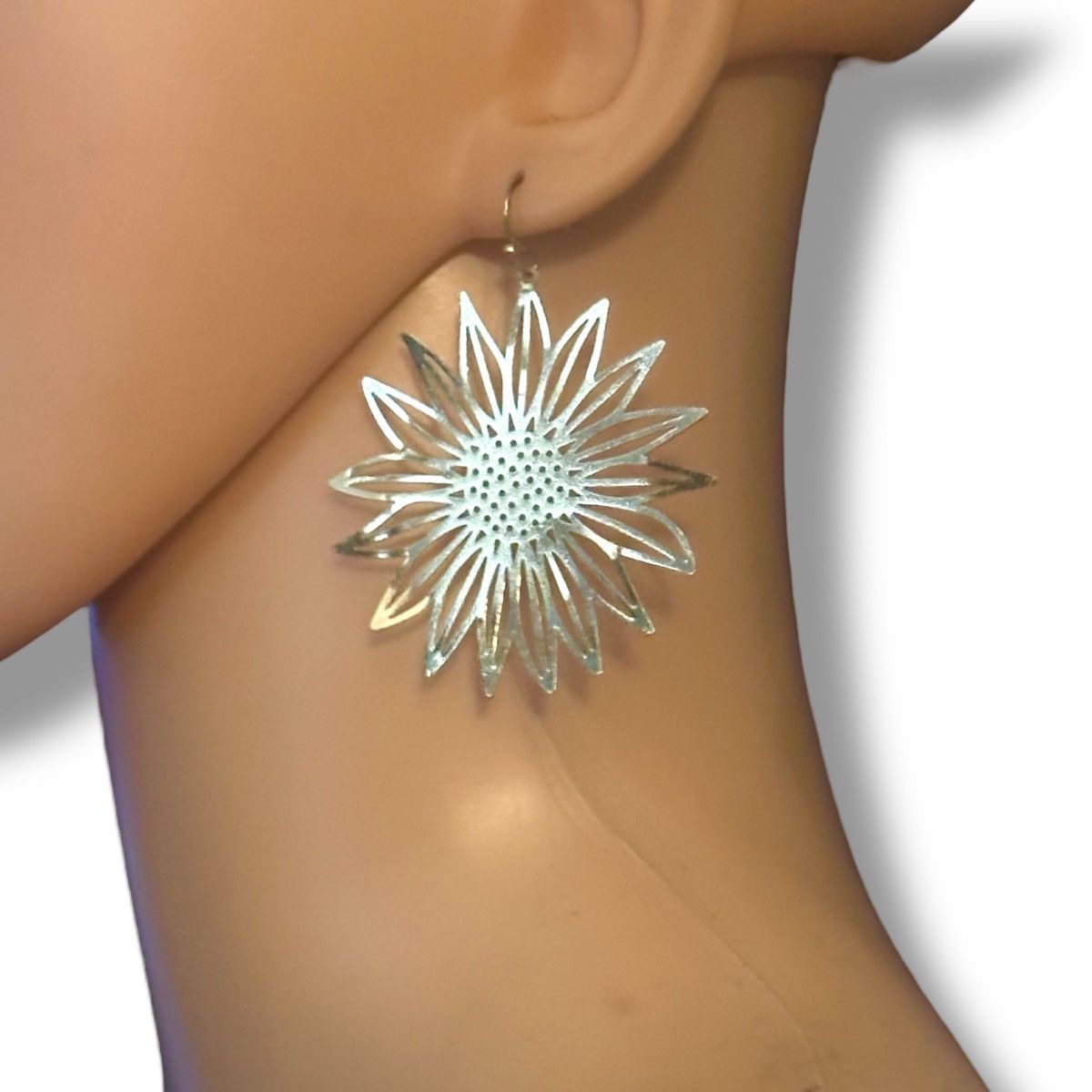 Other Gold tone lightweight filigree sunflower earrings Size ONE SIZE - 2 Thumbnail